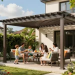 Configuratore pergole con preventivi automatici presentato in un tranquillo incontro familiare all'aperto sotto un'elegante pergola bioclimatica, evidenziando uno stile di vita pacifico.